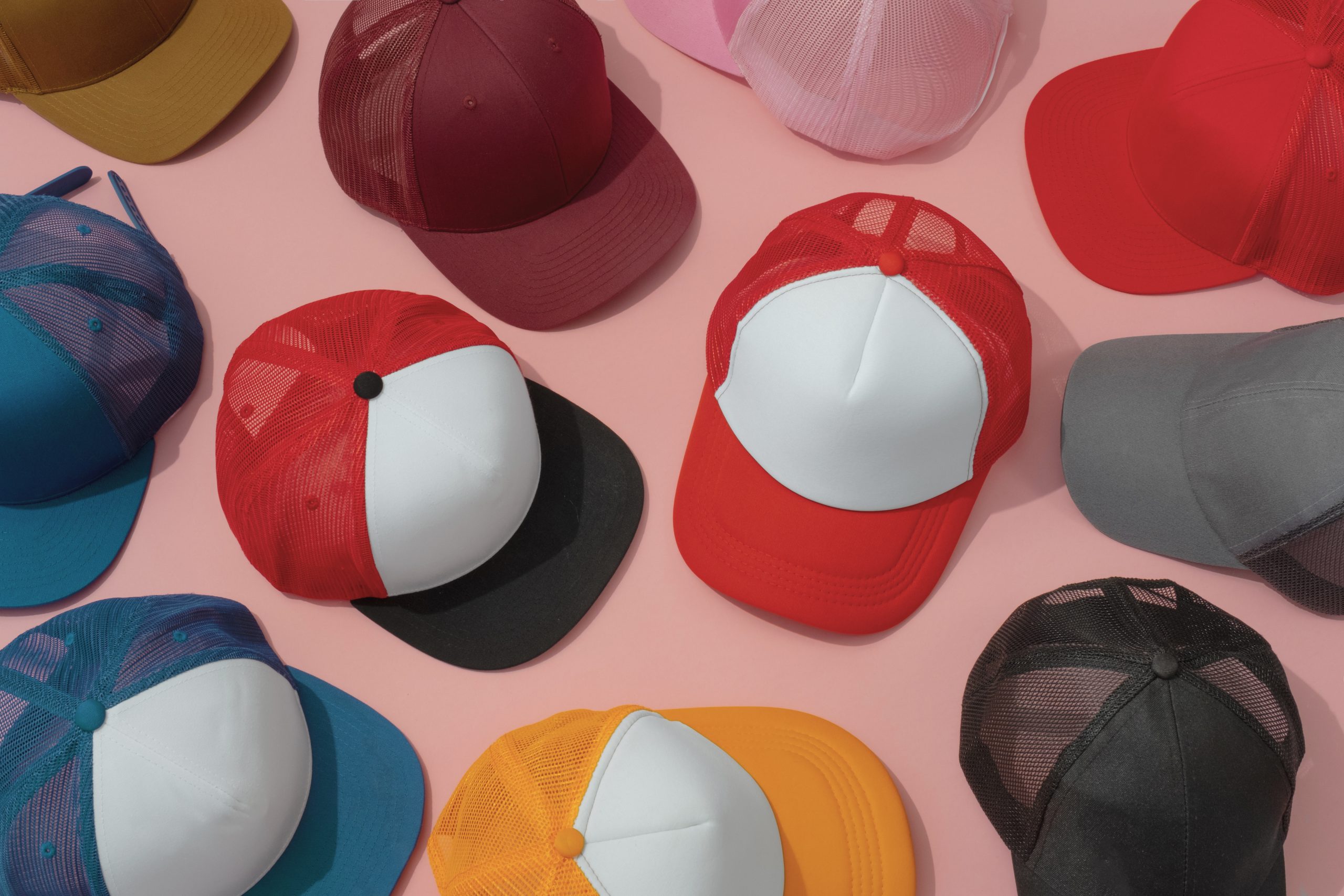 casquettes de plusieurs couleurs
