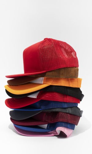 collection-de-casquettes-trucker-avec-dos-en-filet-min Pile de casquettes